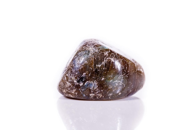 Makro mineralny kamień Labradoryt na białym tle