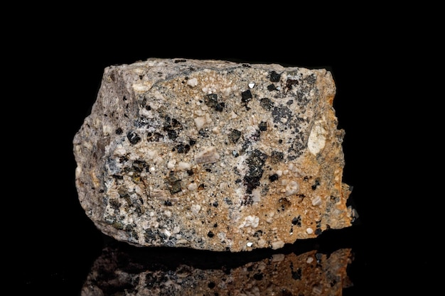 Zdjęcie makro mineralny kamień magnetytowy na czarnym tle