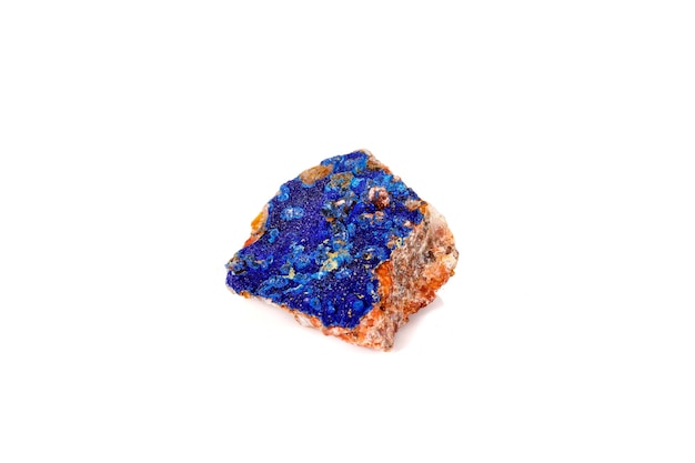 Makro mineralny kamień Malachit i azuryt na białym tle