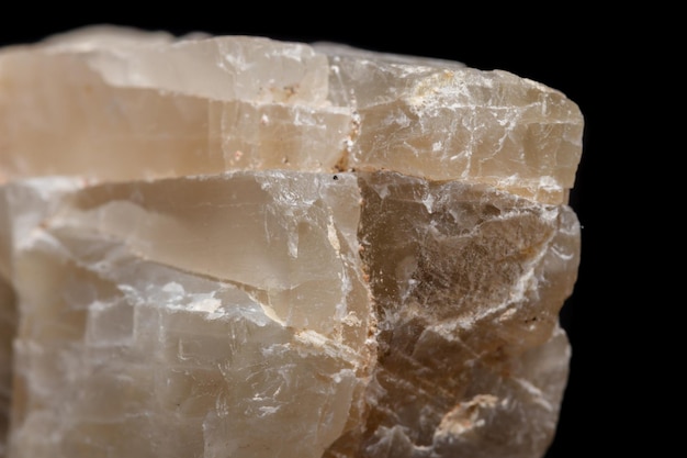 Makro mineralny kamień Moonstone na czarnym tle