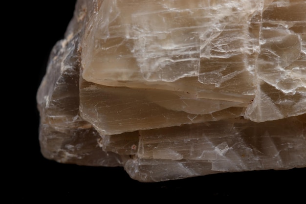 Makro mineralny kamień Moonstone na czarnym tle