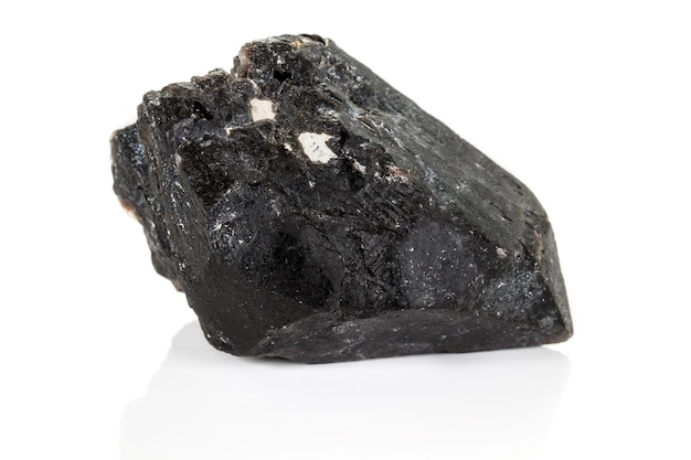 Makro mineralny kamień morros dymny kwarc morion rauchtopaz na białym tle