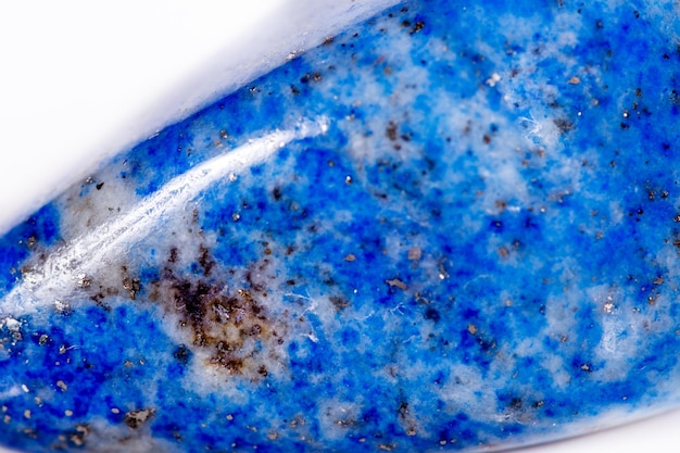 Makro mineralny kamień niebieski lapis lazuli afganistan na białym tle