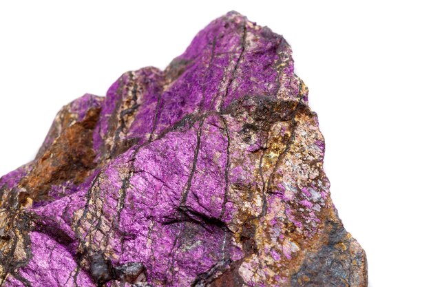 Makro mineralny kamień purpureus purpurowy purpuryt w rasie na białym tle