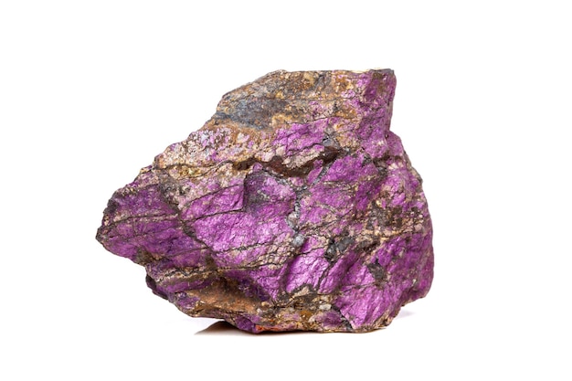 Makro mineralny kamień purpureus purpurowy purpuryt w rasie na białym tle