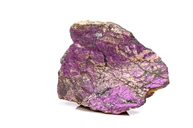 Makro mineralny kamień purpureus purpurowy purpuryt w rasie na białym tle