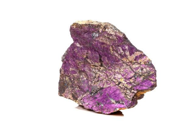 Makro mineralny kamień purpureus purpurowy purpuryt w rasie na białym tle