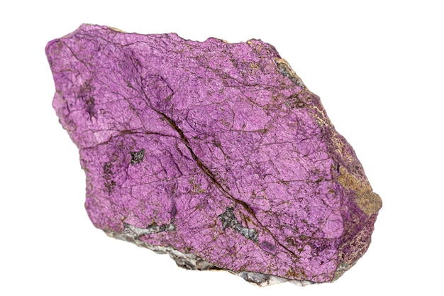 Makro mineralny kamień purpureus purpurowy purpuryt w rasie na białym tle