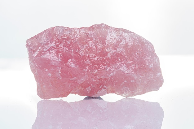 Makro mineralny kamień różany kwarc na białym tle