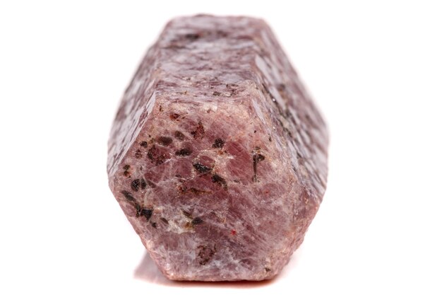 Makro mineralny kamień Rubin w rasie na białym tle