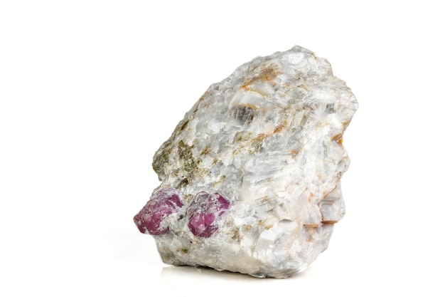 Makro mineralny kamień Rubin w skale na białym tle