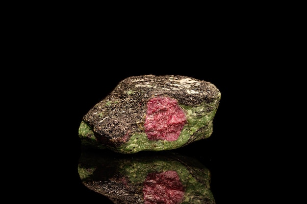 Makro mineralny kamień rubinowy czarne tło