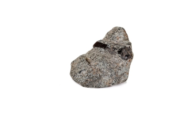 Makro mineralny kamień schorl czarny turmalin na białym tle