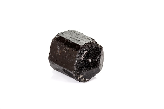 Makro mineralny kamień schorl czarny turmalin na białym tle