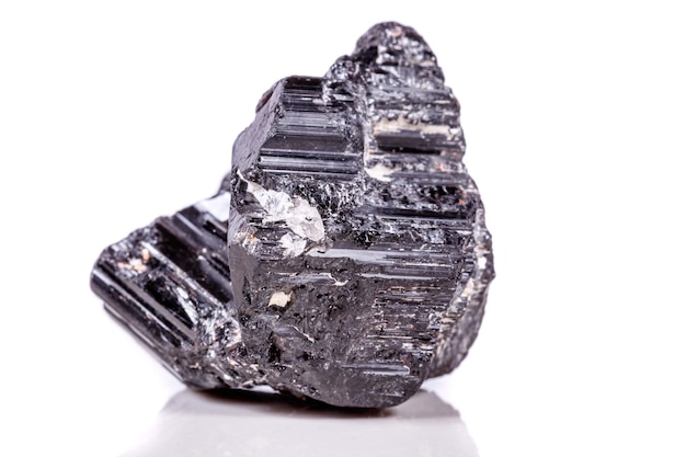 Makro mineralny kamień sherle schorl czarny turmalin na białym tle