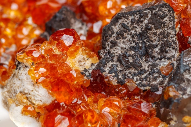 Makro Mineralny Kamień Spessartine Pomarańczowy Czerwony Granat Z Kwarcem Na Białym Tle