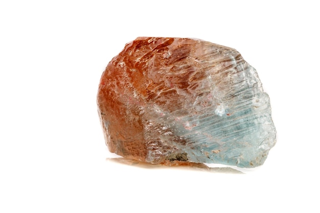 Makro mineralny kamień Topaz na białym tle