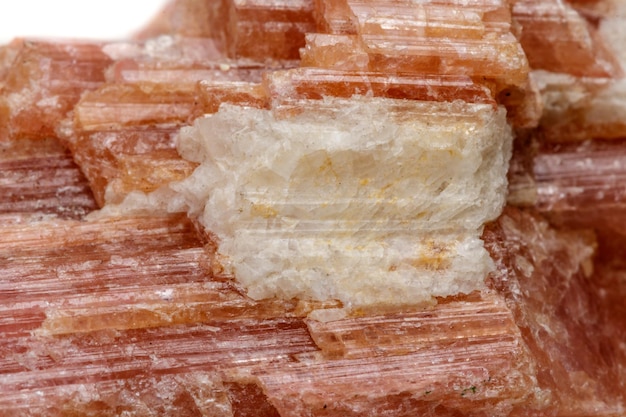 Makro mineralny kamień Turmalin w rasie na białym tle