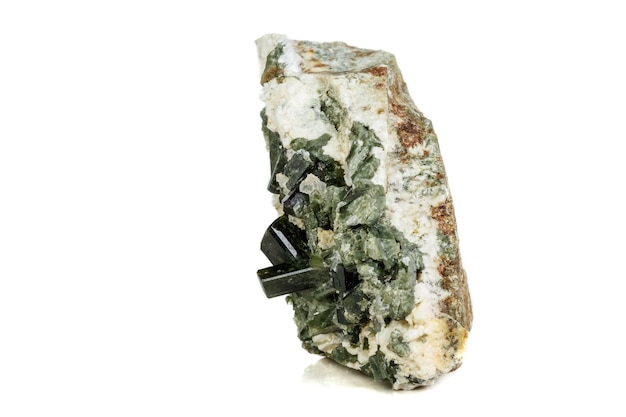 Makro mineralny kamień turmalinowy na białym tle