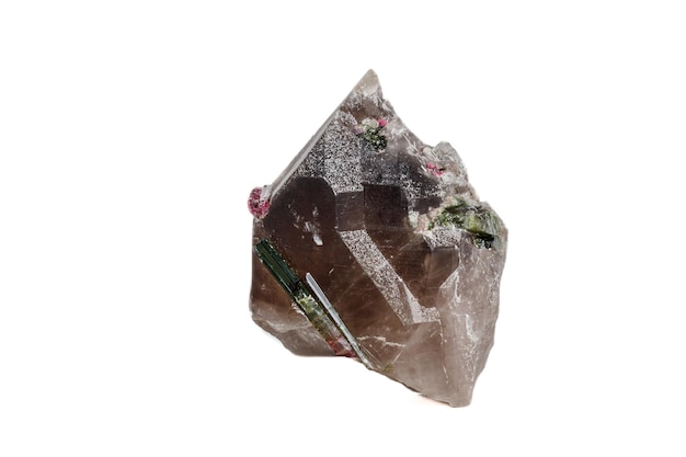 Makro mineralny kamień turmalinowy w kwarcu na białym tle