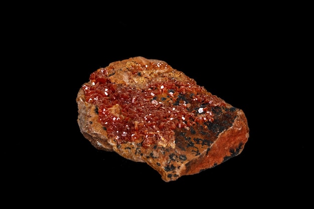 Makro mineralny kamień wanadynit na czarnym tle z bliska