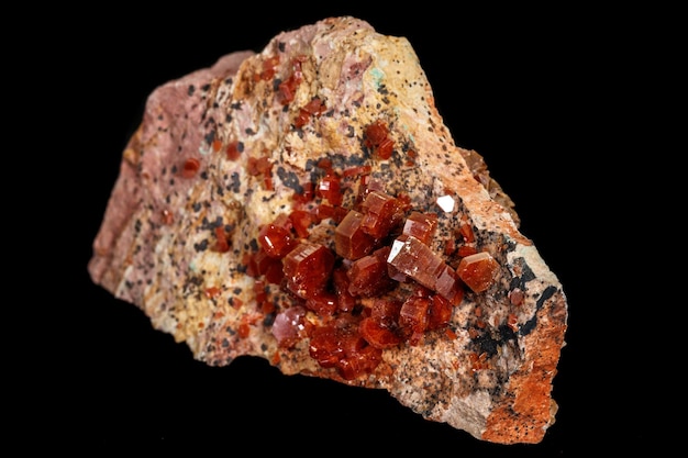 Makro mineralny kamień wanadynit na czarnym tle