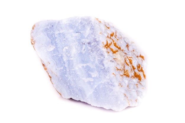 Makro mineralny niebieski agat w skale na białym tle