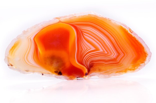 Makro mineralny pomarańczowy agat w kryształach na białym tle