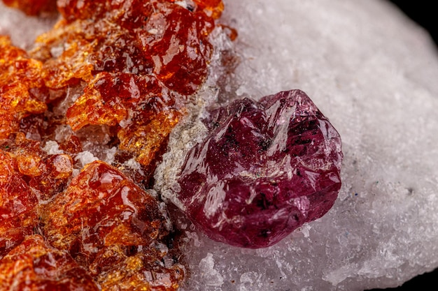 Makro mineralny spinel kamienny na czarnym tle