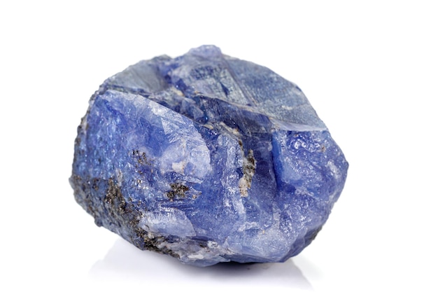 Makro niebieski turmalin kamień mineralny na białym tle