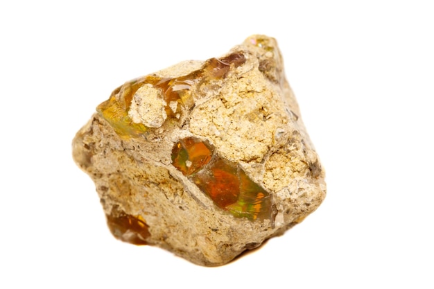 Zdjęcie makro opal mineralny kamień w skale na białym tle