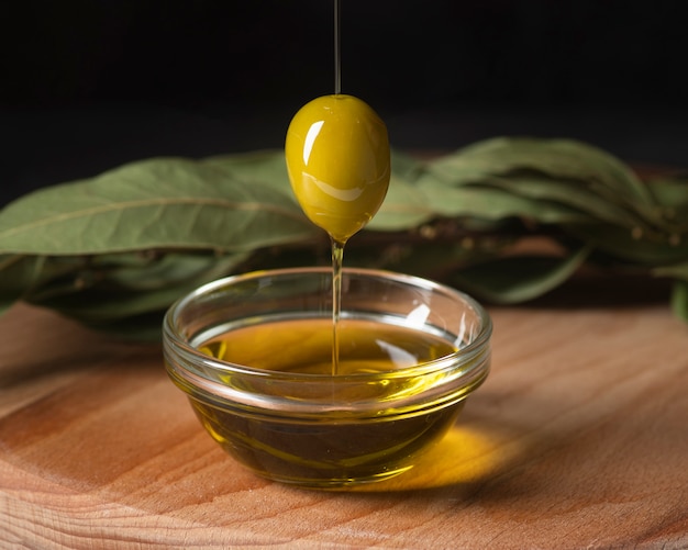 Zdjęcie makro organicznych oliwek i oliwy