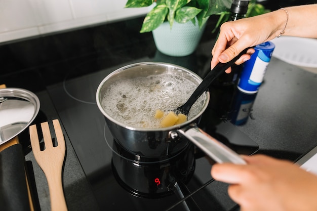 Makro Osoby Gotowanie Makaron Rigatoni W Rondlu Nad Kuchenką Elektryczną