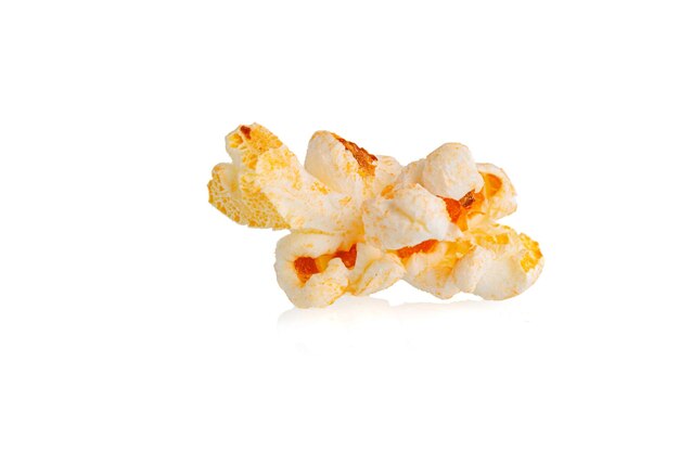 Makro popcorn na białym tle