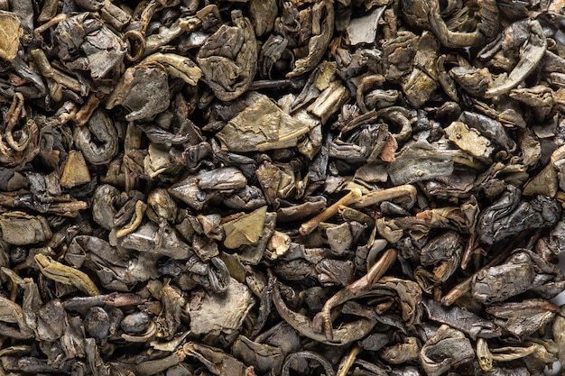 Makro suszonej zielonej herbaty gotowej do robienia naparów