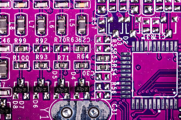 Makro zbliżenie mikroprocesora na czerwonej płytce drukowanej płyty głównej komputera z elementami