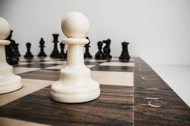 Makro zdjęcie szachy na drewnianej szachownicy