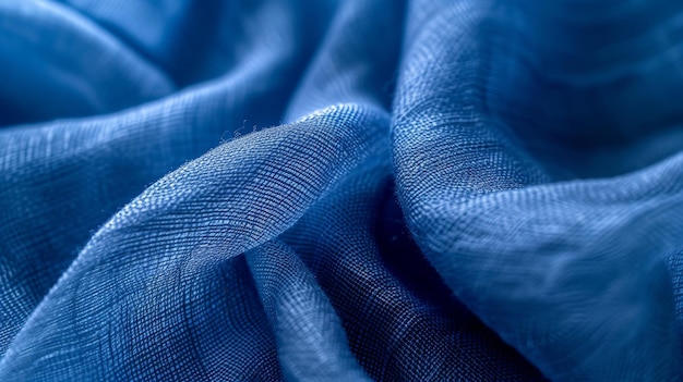 Makro zdjęcie z spokojnej niebieskiej lekkiej tkaniny z delikatnymi fałdami i szczegółami tekstury