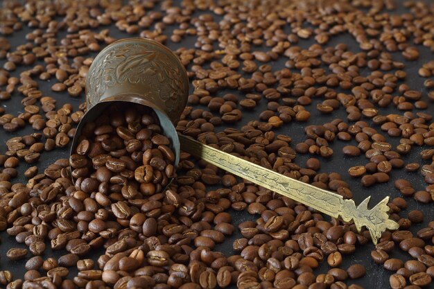 Zdjęcie makrofotografia ziaren kawy i tureckiego dzbanka do kawy