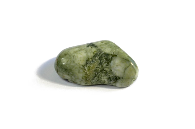 Makrofotografowanie naturalnych okazów skał mineralnych spadło na zielony kamień szlachetny awenturyn na białym tle