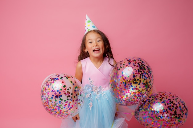 Mała Azjatka, urodziny, zabawa, balony, różowy