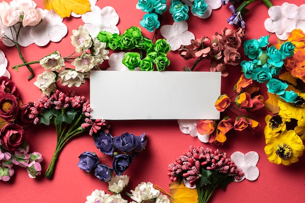 Mała biała kartka z życzeniami między kwiatami prosta makieta szablonu wakacji
