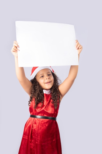 Mała Brazylijska Dziewczyna Ubrana W Strój świąteczny, Trzymając Pusty Plakat