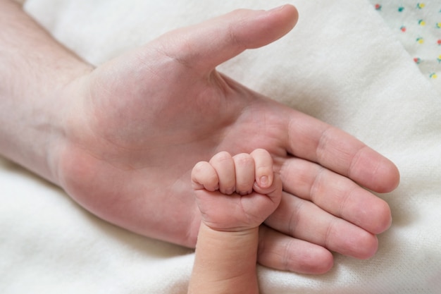 Mała dłoń noworodka