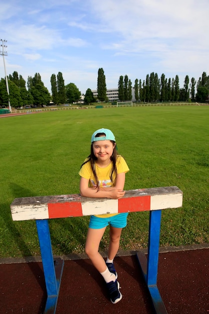 Mała dziewczynka bawi się na stadionie