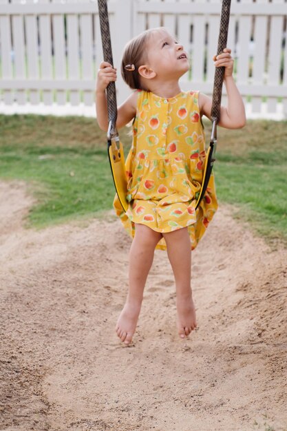 Mała dziewczynka bawiąca się na placu zabaw dla dzieci