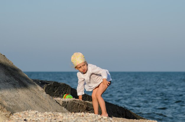 Mała dziewczynka bawić się na plaży.