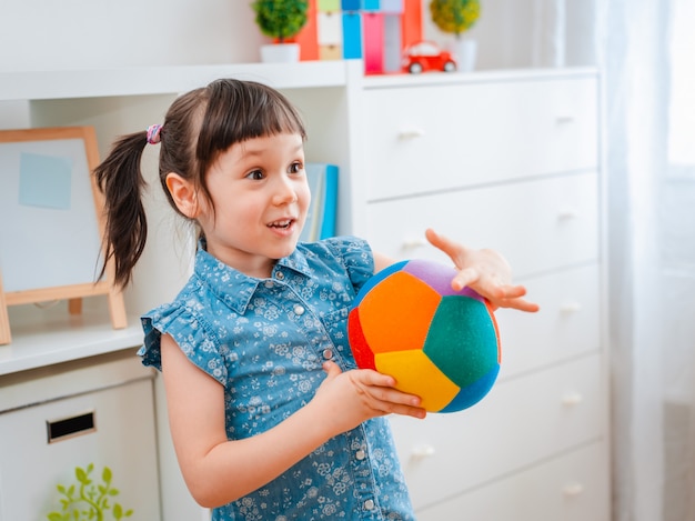 Mała Dziewczynka Bawić Się Z Piłką W Playroom.