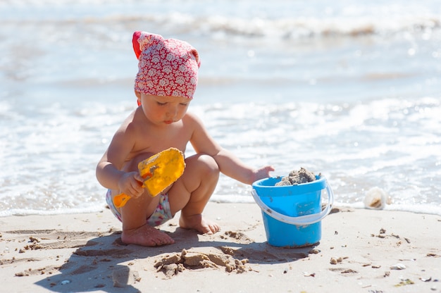 Mała dziewczynka budynku piaska kasztel na plaży