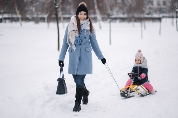 Mała dziewczynka cieszy się na sankach